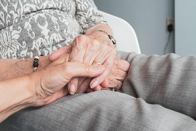 Recognizing⁣ the Signs: Understanding ⁢the Subtle⁣ Indicators of Senior Abuse