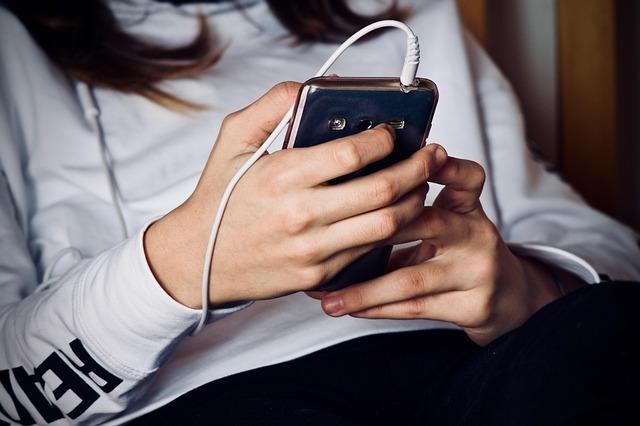 The Art of Listening: Techniques for Engaging Family Narratives